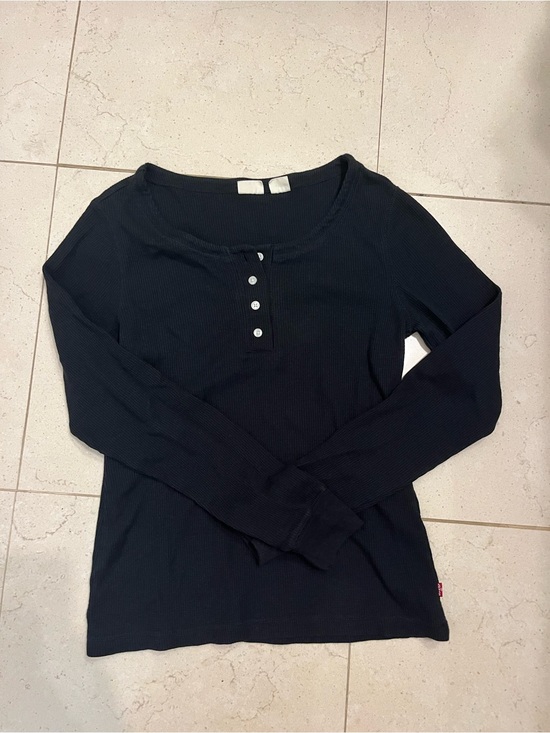 Levi's Tops - Levi Black Long Sleeve
